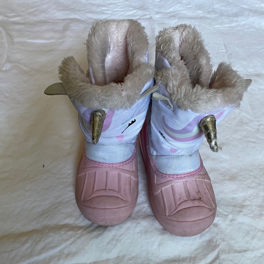 Kids bundles 6/$12—Size 7 toddler snow boots